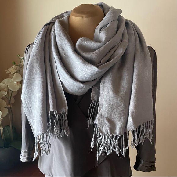 Peter Nygard 100% wool scarf - Picture 1 of 6